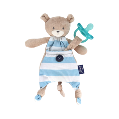 Ursinho de peluche com roupa azul e branca segurando chupeta azul