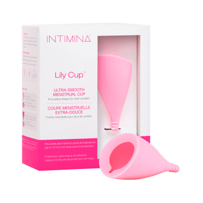 Copo menstrual rosa e embalagem branca com rosa da marca INTIMINA