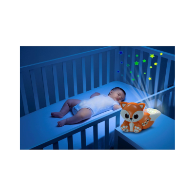 Bebé a dormir em berço azul com projector de luz em forma de raposa a projetar estrelas.