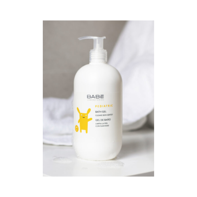 Frasco branco de gel de banho pediátrico BABÉ com doseador e desenho amarelo sobre superfície branca.