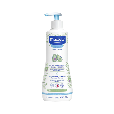 Frasco branco com doseador azul claro de gel de banho suave Mustela com imagem de abacate e texto em português e espanhol