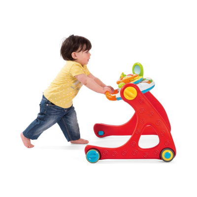 Criança a empurrar andador infantil colorido