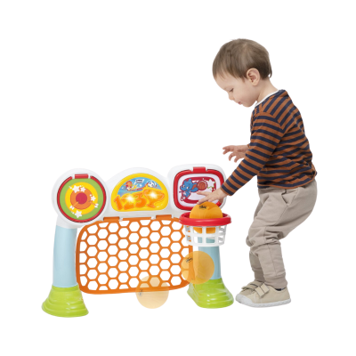 Brinquedo desportivo infantil colorido com redes e bolas com criança a brincar