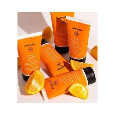 Produtos Apivita Shine em embalagens laranja com fatias de laranja