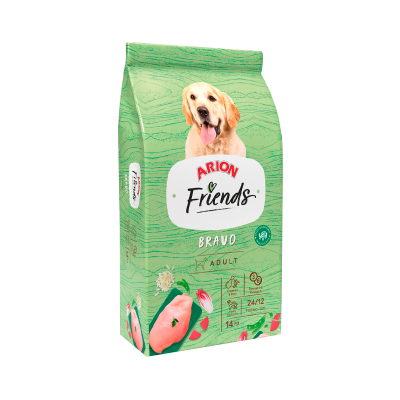 Embalagem verde de ração para cães ARION Friends Bravo Adult com imagem de cachorro e ingredientes