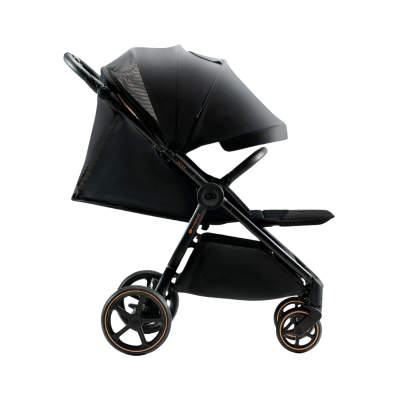 Carrinho de bebé preto com estrutura metálica e capota extensa