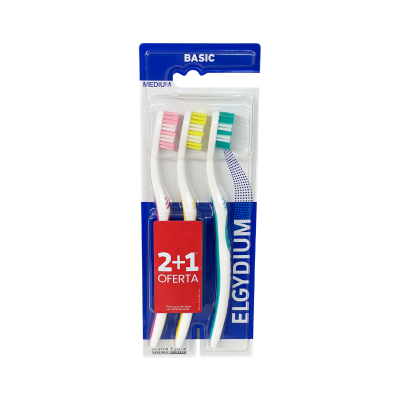 Pacote de três escovas de dentes Elgydium Basic Medium com cerdas coloridas em embalagem transparente e rótulo de oferta
