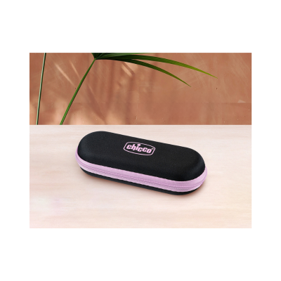 Estojo rígido preto com fecho lilás e logótipo chicco em rosa