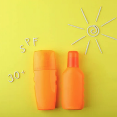 Duas embalagens laranja de protetor solar com texto SPF 30+ e desenho de sol em fundo amarelo