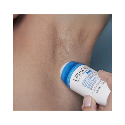 Desodorizante Uriage aplicando na axila