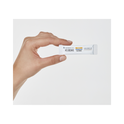Mão segurando stick oral HELIOCARE 360° SPORTSUN