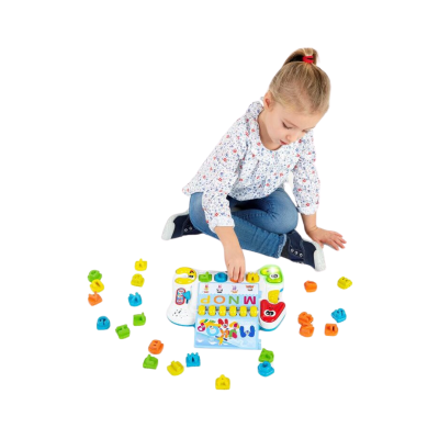 Criança a brincar com brinquedo educativo colorido e tabuleiro branco com letras