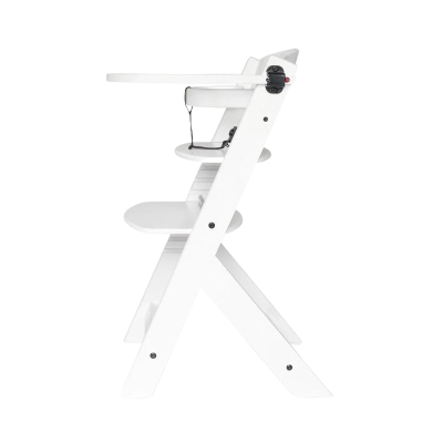 Cadeira alta infantil branca em madeira com bandeja e cinto de segurança.