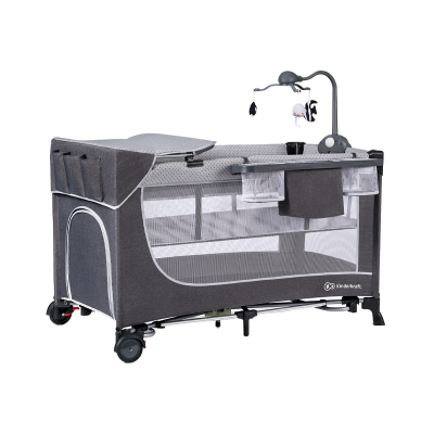 Berço portátil cinzento com detalhes em rede e mó com peluches