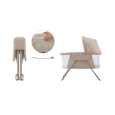 Berço portátil dobrável KINDERKRAFT bege com laterais em rede branca.