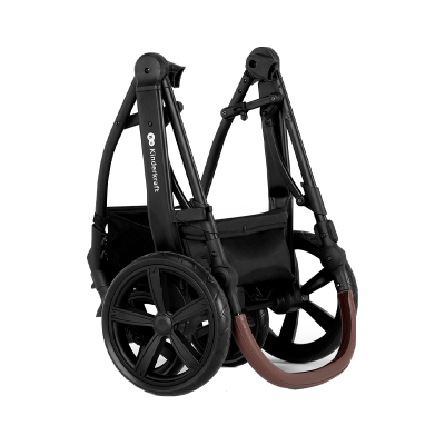 Carrinho de bebé dobrado preto com punho castanho e rodas grandes