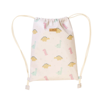 Mochila saco branca com padrão de dinossauros e etiqueta SATO