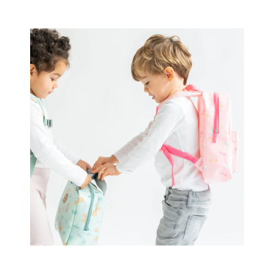 Crianças com mochilas infantis coloridas, fundo branco