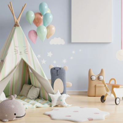 Quarto infantil com tenda às riscas, peluches, balões e decoração de nuvens e estrelas.