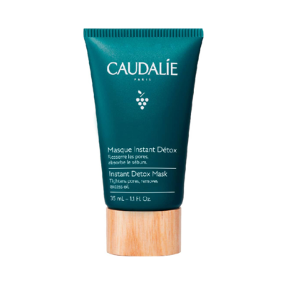 Máscara facial Caudalie Instant Detox em tubo verde escuro com tampa de madeira.