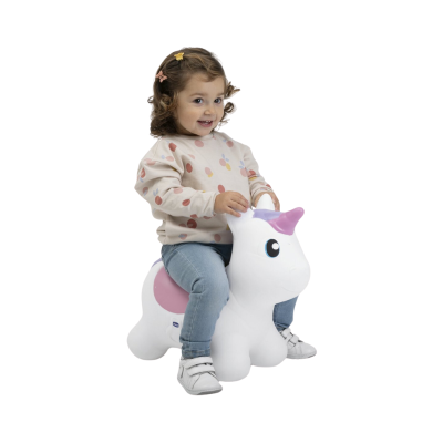 Criança num brinquedo insuflável unicórnio branco com detalhes rosa e roxo