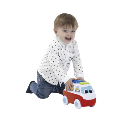 Criança com camisa branca e calças de ganga a brincar com carrinho de brinquedo colorido