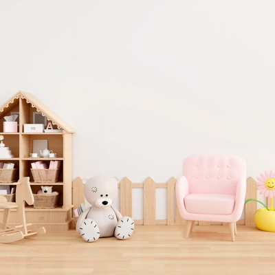 Cenário infantil com cadeirão rosa claro, ursa de peluche, floreira amarela, estante em forma de casa, cadeira de baloiço e cerca baixa de madeira.