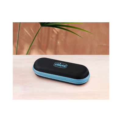 Estojo rígido preto com fecho azul e logótipo Chicco