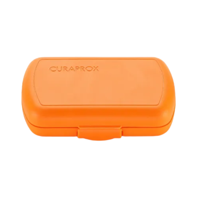 Estojo plástico laranja com a marca CURAPROX na tampa