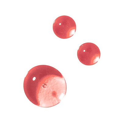 Três gotas circulares de líquido rosa translúcido com reflexos