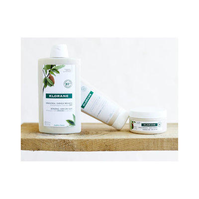 Produtos Klorane para cabelo muito seco com cupuaçu orgânico sobre madeira