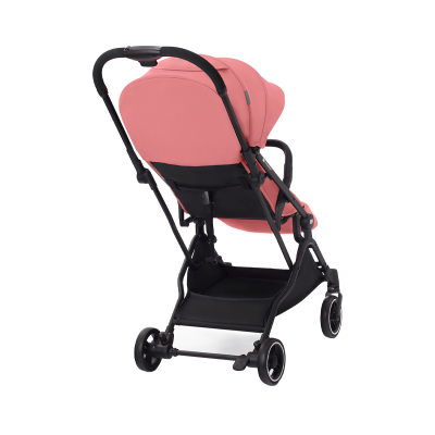 Carrinho de bebé cor de rosa com estrutura preta e rodas pequenas visto de trás