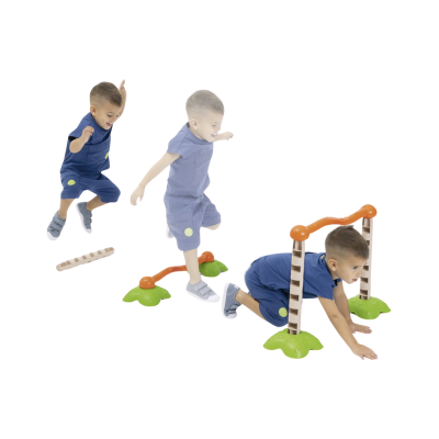 Crianças a brincar equipamento infantil com barra laranja e bases verdes em forma de folhas