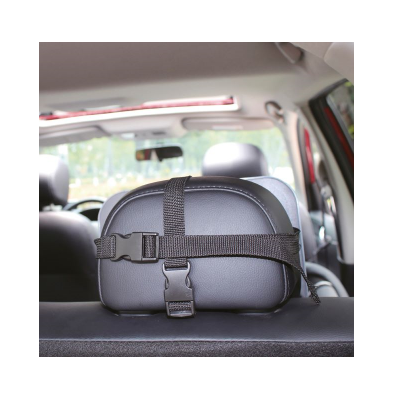 Bolsa cinzenta presa ao encosto do banco traseiro do carro