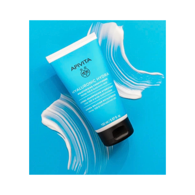 Condicionador hidratante APIVITA Hyaluronic Hydra em fundo azul com creme branco