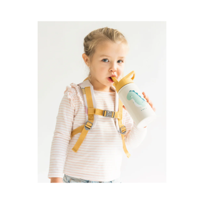 Menina a beber de garrafa com tampa amarela e desenho de dinossauro