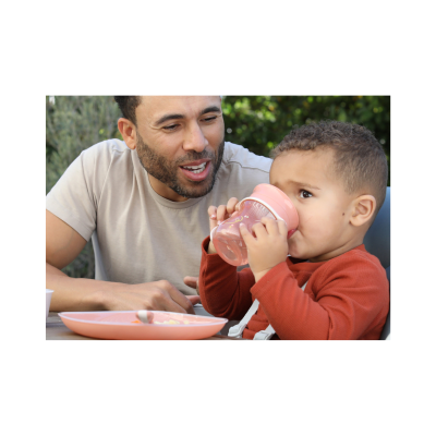 Copo de bebé rosa com criança e homem ao lado