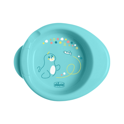 Prato infantil azul com ilustração de pinguim e peixe e o texto chicco