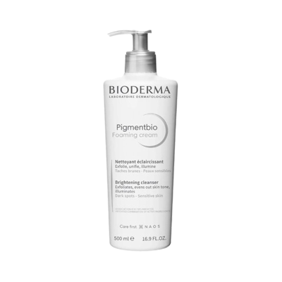 Frasco branco de Bioderma Pigmentbio com doseador prateado e texto em preto