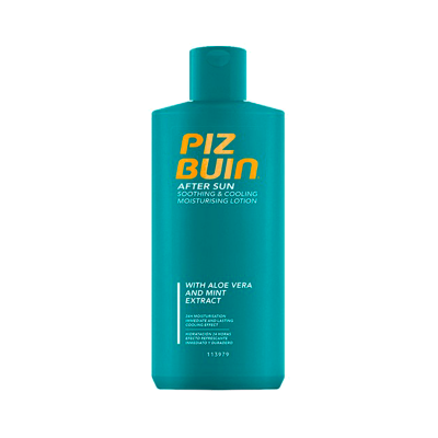 Frasco azul de loção hidratante PIZ BUIN After Sun com texto em amarelo e branco