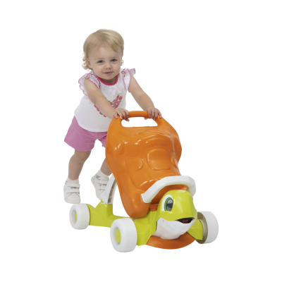 Criança com brinquedo de caminhada em forma de tartaruga colorida