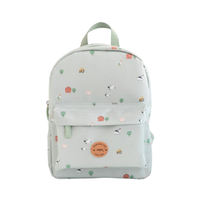 Mochila pequena verde claro com padrão de vacas, tratores e árvores