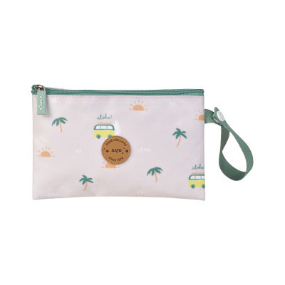 Necessaire branca com padrão de palmeiras, autocarros e sóis, fecho verde e etiqueta redonda