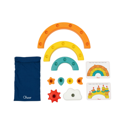 Jogo educativo empilhar Chicco arcos coloridos e formas variadas com saco azul e cartões.