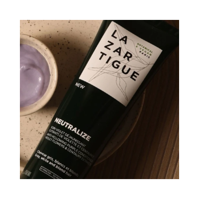 Tubo preto de creme LAZARTIGUE NEUTRALIZE com texto branco e lilás sobre prato cerâmico