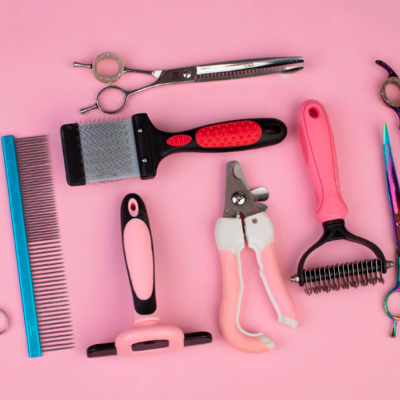 Conjunto de ferramentas de cuidados para animais sobre fundo cor-de-rosa.