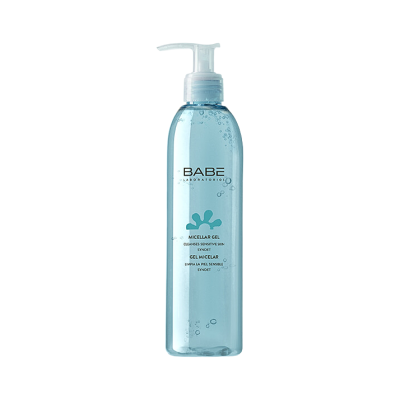 Frasco de gel micelar transparente azul com doseador branco