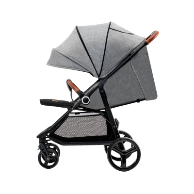 Carrinho de bebé cinza com capota e rodas pretas