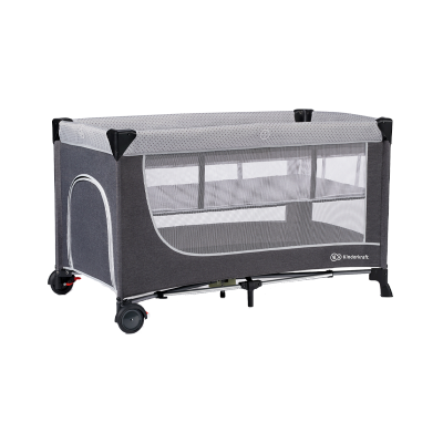 Berço portátil cinza com laterais em rede branca e rodízios