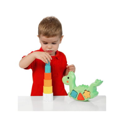 Criança a empilhar blocos coloridos ao lado de brinquedo dinossauro verde